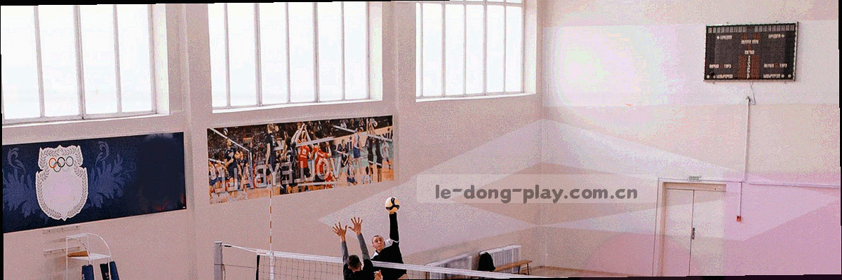 深色几何切割与暖橙色线条构成的条款页底部纹理
