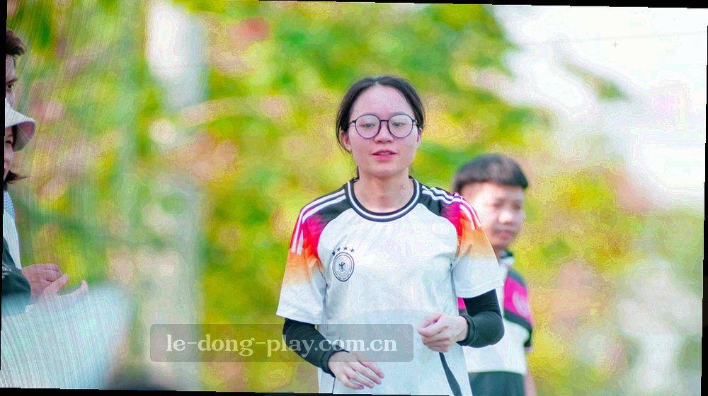 多路摄像机图标围绕回放播放器的赛后复盘界面